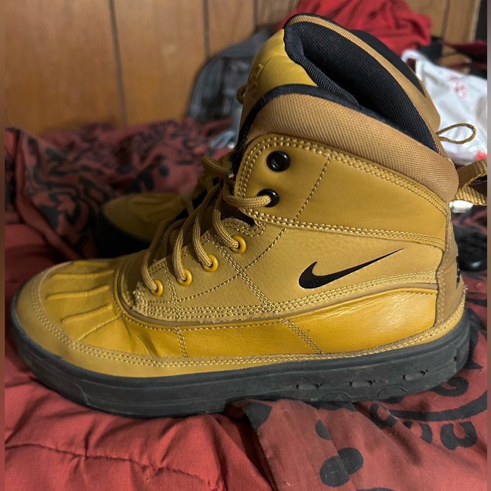 Nike Woodside 2 Boots Size 5.5Y